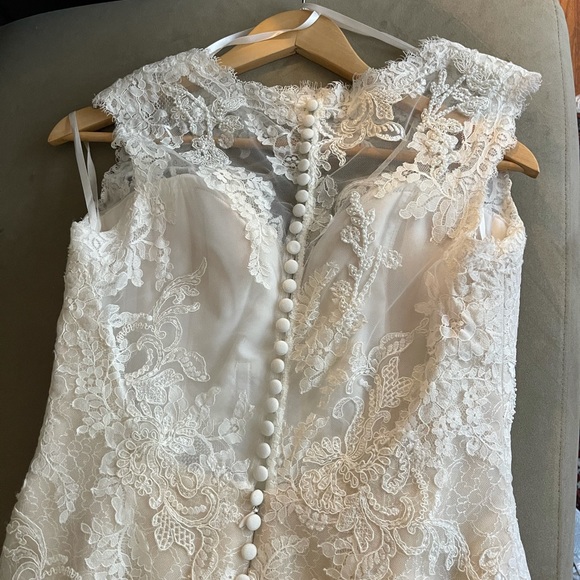 Pronovias ETQ - VESTIDO Elegant Mermaid gown crafted in rich Beautiful lace. - Picture 2 of 15